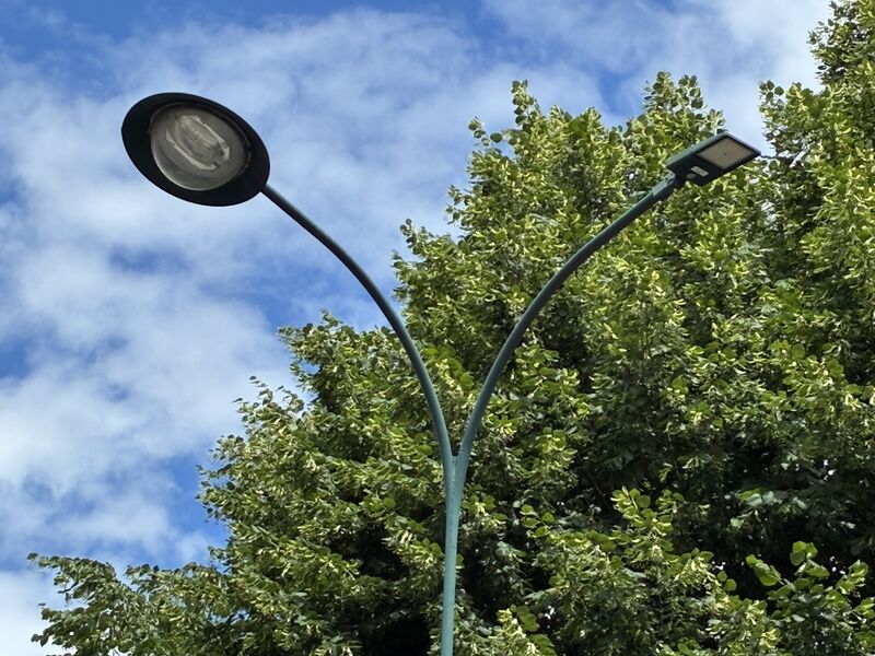 Apakah warna yang paling biasa untuk tiang lampu jalan dan luminair?